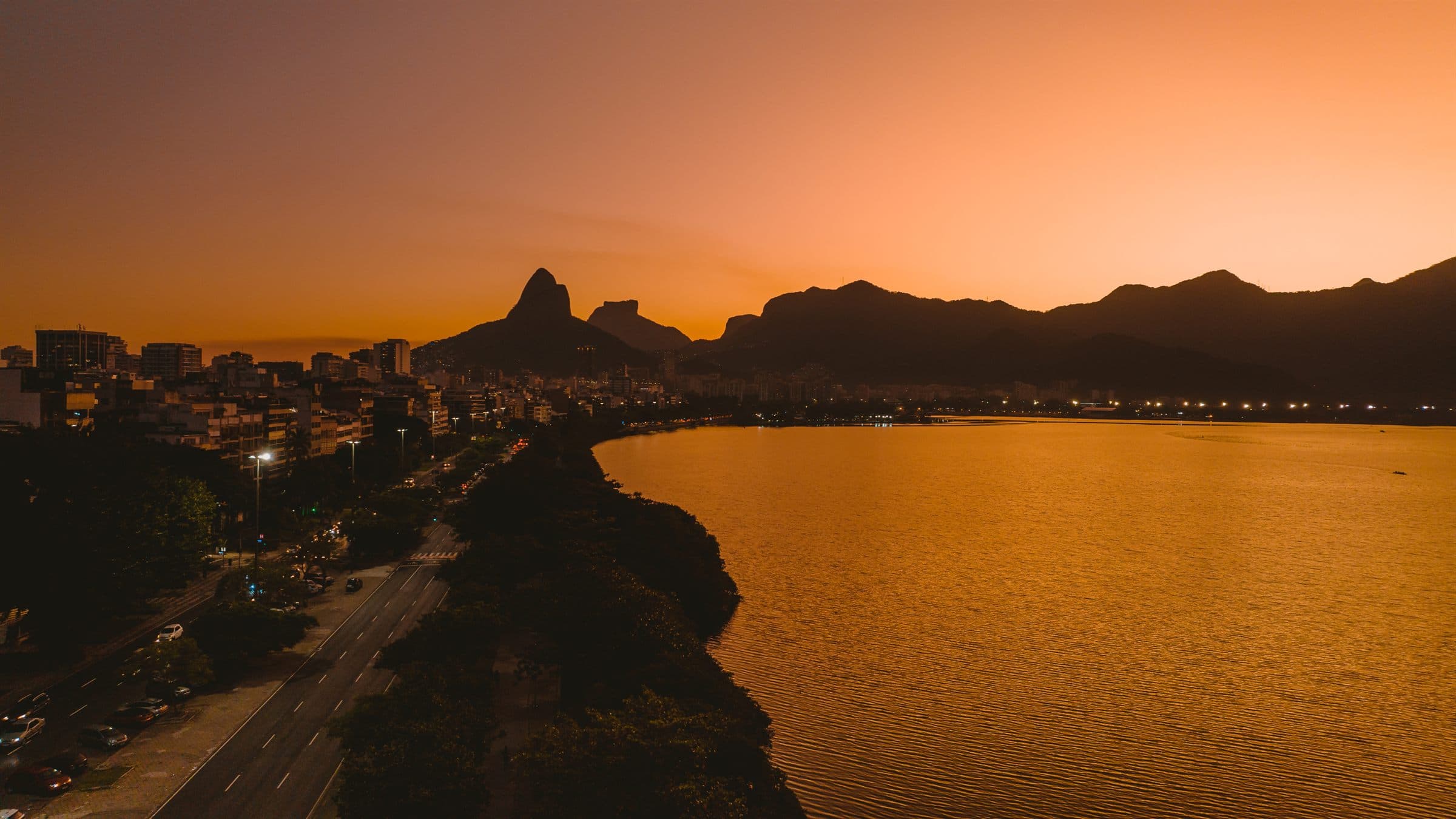 Pôr do sol sobre a Lagoa Rodrigo de Freitas, com a silhueta dos Dois Irmãos ao fundo